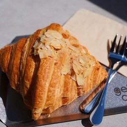 ครัวซองต์อัลมอนด์