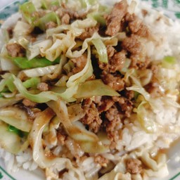 กะหล่ำปลีผัดหมูสับราดข้าว