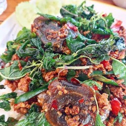 กระเพราไข่เยี้ยวม้าหมูสับ ราดข้าว