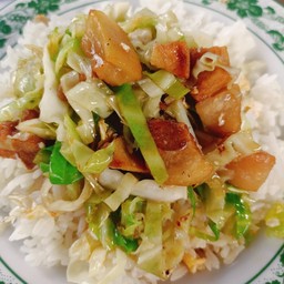 กะหล่ำปลีผัดกากหมูเจียวราดข้าว