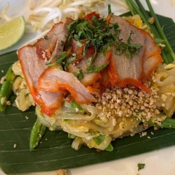 ผัดไทยหมูแดง