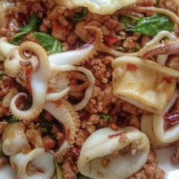 กะเพราหมูสับ+หมึก(กับข้าว)