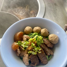 ก๋วยเตี๋ยวเนื้อรวมสดเปื่อยลูกชิ้น