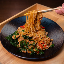 ยากิโซบะกะเพราไก่