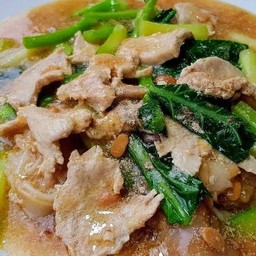 ราดหน้าหมูเส้นใหญ่