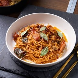 [อร่อยซ่ากับโค้ก] สปาเก็ตตี้ผัดพริกเผาหอยลายไส้กรอก +  โค้ก ไม่มีน้ำตาล (ขวด)