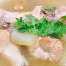 น่องไก่ตุ๋นฟัก