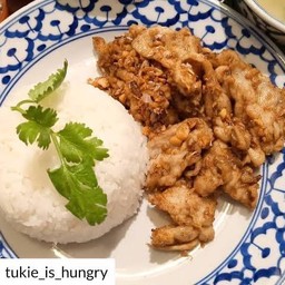 หมูกะเทียมราดข้าว