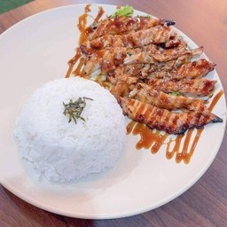 ข้าวหอมหน้าสเต็กไก่ใหญ่พริกไทยดำ