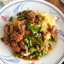 ข้าวผัดพริกแกงหมูกรอบ+ไข่ข้น