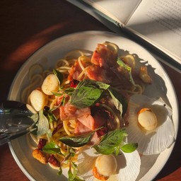 สปาเกตตีพริกแห้งเบคอนหอยเชลล์