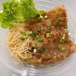 หมี่คลุกหมูสามชั้นย่างซอสยากินิกุ