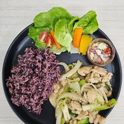 ผัดพริกหยวกราดข้าวพร้อมผักสลัด(ทางร้านเลือกผักให้ค่ะ)