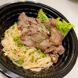 หมี่คลุกเนื้อริบอายย่างซอสยากินิกุ