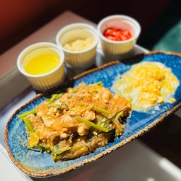 สุกี้แห้งไก่นุ่มไข่เยิ้ม
