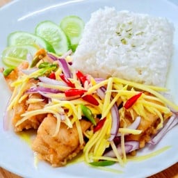 ข้าวยำมะม่วงปลากระพงทอด