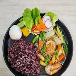 ผัดผักรวมกุ้งราดข้าว และผักสลัด (ทางร้านเลือกผักให้ค่ะ)