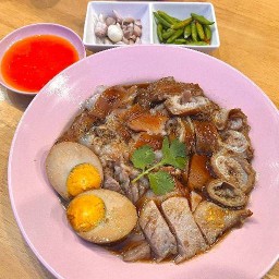 ขาหมู ก๋วยจั๊บน้ำข้น นริสรา