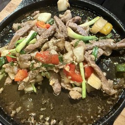 เนื้อผัดพริกไทยดำกระทะร้อน