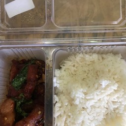 ข้าวกระเพราหมูสามชั้นทอด