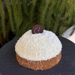 Coconut pie with fresh cream