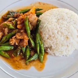 ผัดเผ็ดหมูราดข้าว