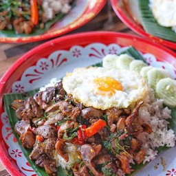 ข้าวราดผัดกะเพราเครื่องใน