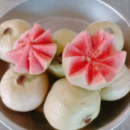 ฝรั่งไส้แดง หงส์เป่าสือ เนื้อกรอบฟู (1 กิโล)