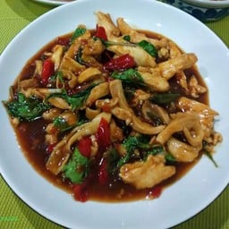 กะเพราไก่ กับข้าว พริกสด หรือ พริกแห้ง
