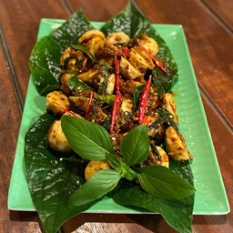 ข้าวราดผัดพริกแกงลูกชิ้นหมู