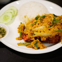 หมูก้อนทอดราดผงกะหรี่