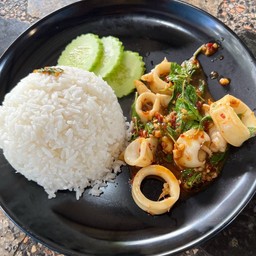ผัดกะเพราหมึกราดข้าว