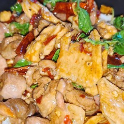 ข้าวกะเพราเครื่องใน+ไก่ชิ้น