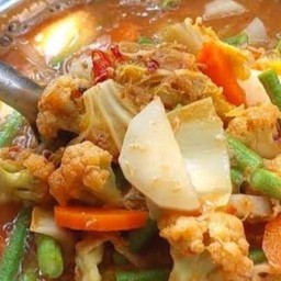 แกงส้มหมูกรอบผักรวม