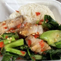 คะน้าหมูกรอบ