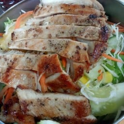 สลัดไก่พริกไทยดำ