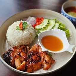 ข้าวไก่ย่างซอสน้ำปลา (Grilled Chicken Fish Sauce )