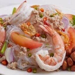 ยำแซ่บรสเด็ด+กระเพรารสจัดจ้าน ้บ้านเอื้ออาทร