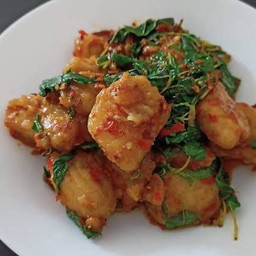 ข้าวราดผัดกะเพราปลากระพงกรอบ