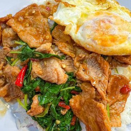 ข้าวราดผัดกะเพราหมูชิ้น