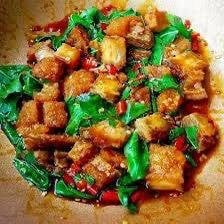 กระเพราหมูกรอบ