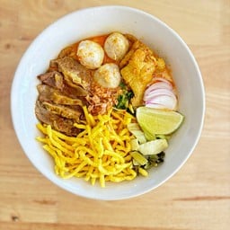 ข้าวซอยรวม หมู ไก่ ลูกชิ้น