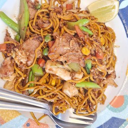 เส้นเหลืองผัดซีอิ๊ว