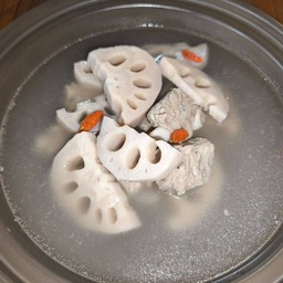 รากบัวตุ๋นกระดูกหมู 莲藕排骨汤