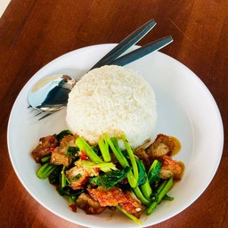 ข้าวราดผัดคะน้า