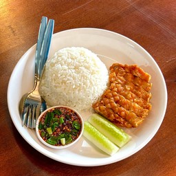 ข้าวหมูสามชั้นทอด น้ำจิ้มเเจ่ว