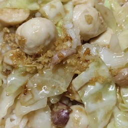 ข้าวผัดกระหล่ำปลีลูกชิ้นหมู