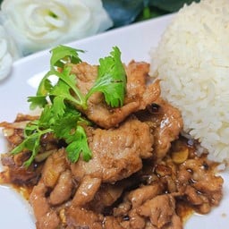 หมูผัดกระเทียมราดข้าว
