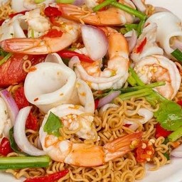 ยำมาม่ารวมมิตร (มีกุ้ง และหมู)