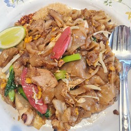 เส้นใหญ่ผัดซีอิ๊ว